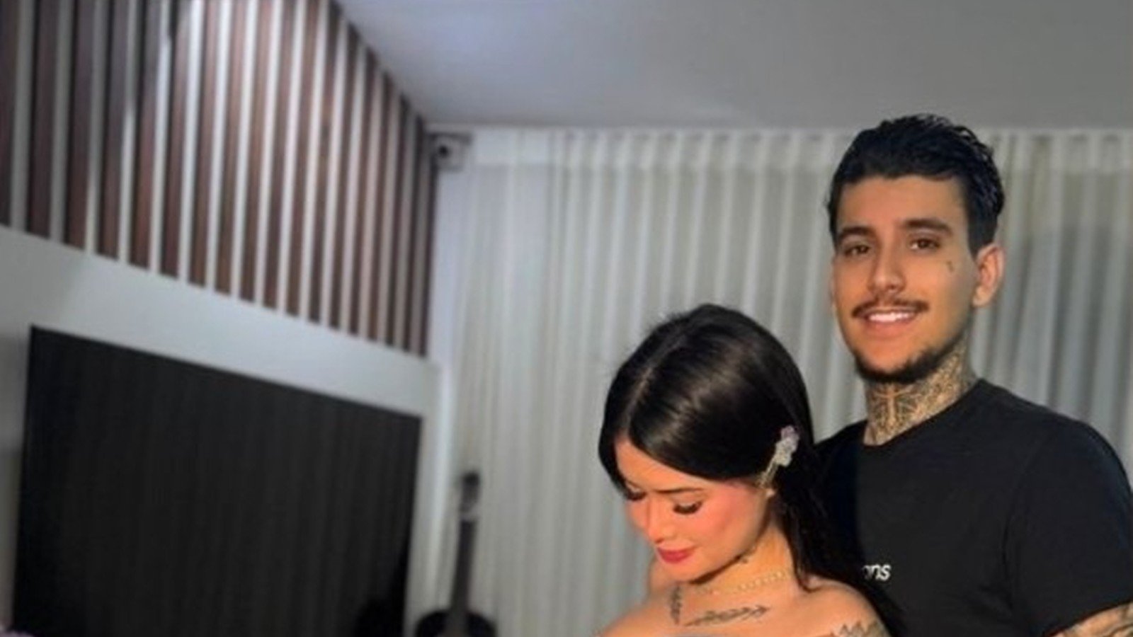 Andressa beija a barriga da nora, close