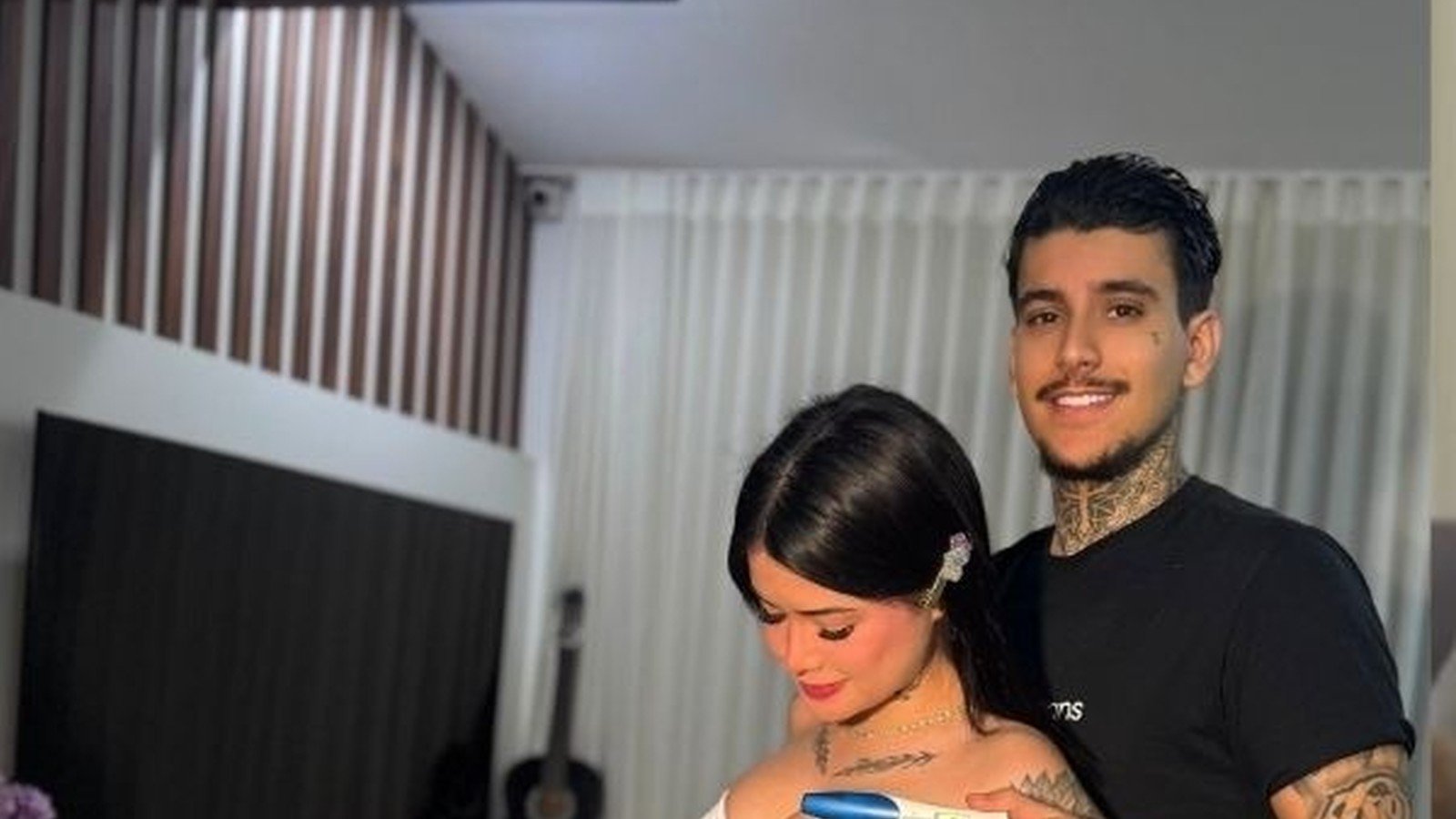 Andressa beija a barriga com Arthur e Maya