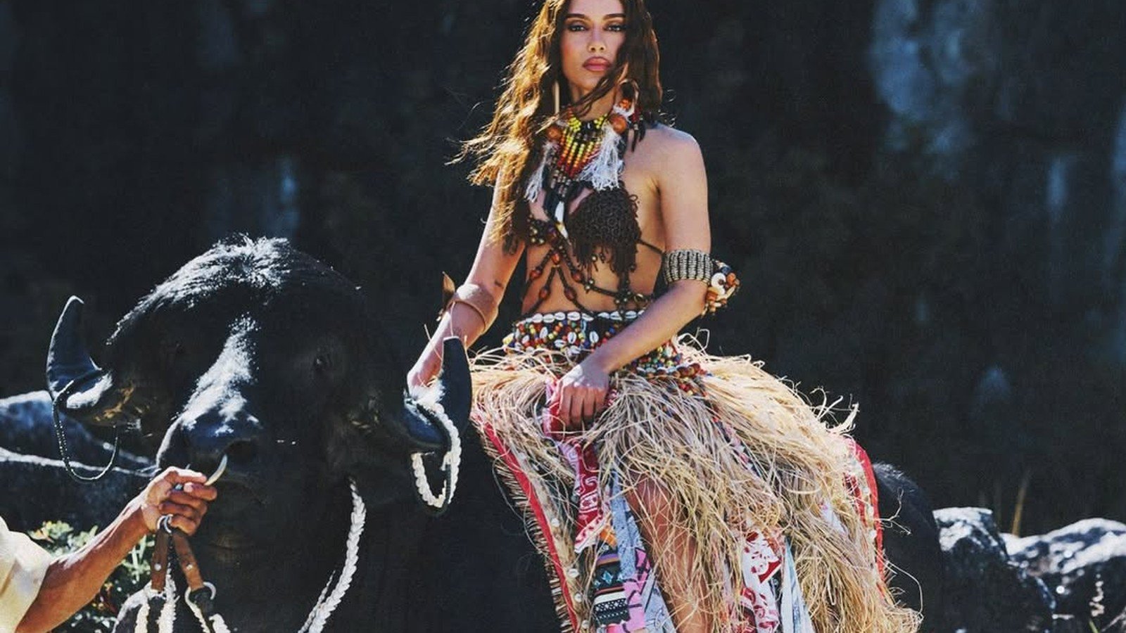Anitta montada a cavalo com figurino de palha em imagem do projeto