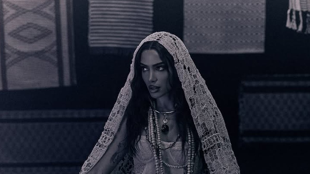 A cantora numa gruta, em imagem do mesmo projeto.