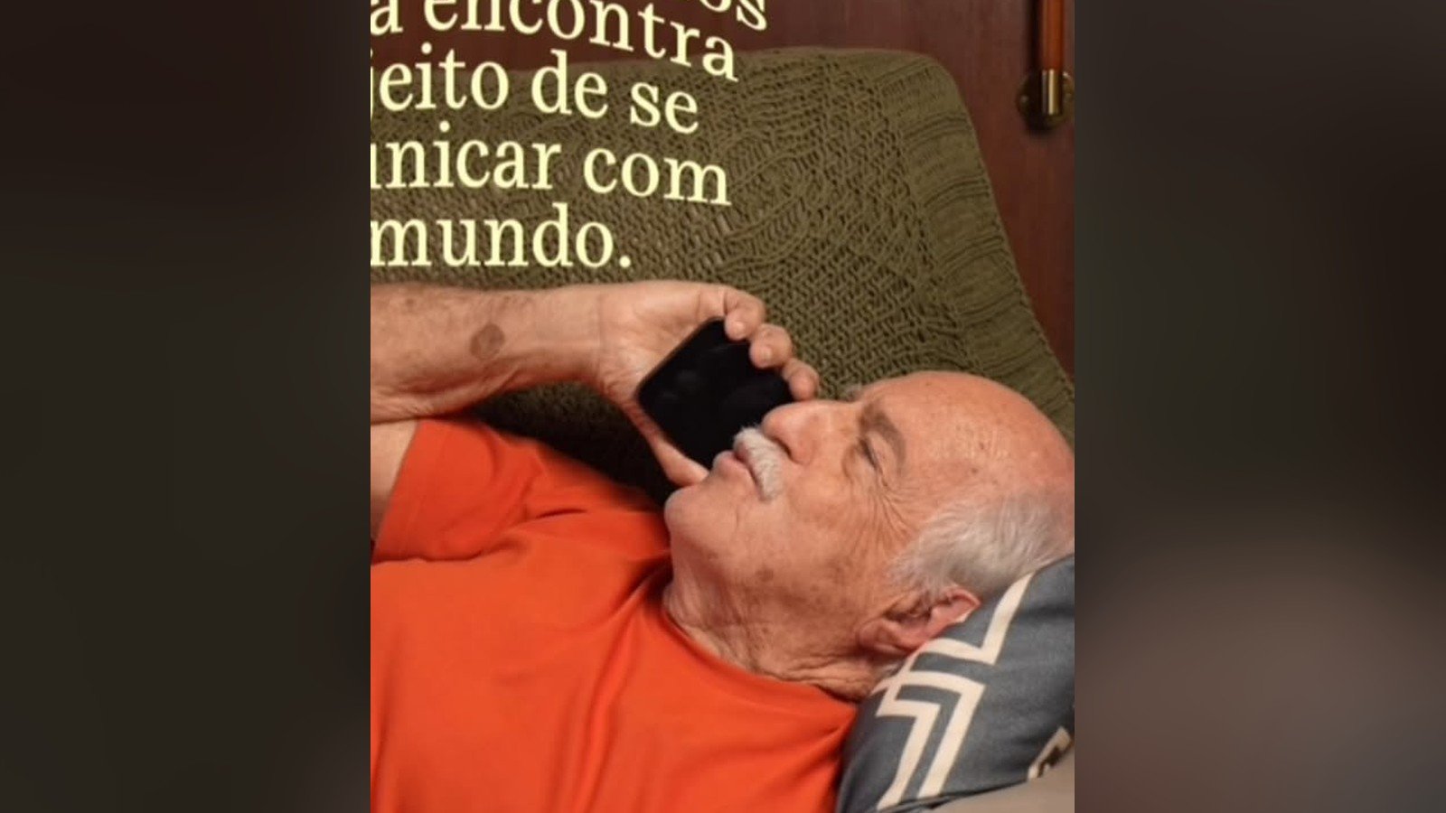 Ary Fontoura deitado no sofá de casa, falando ao celular