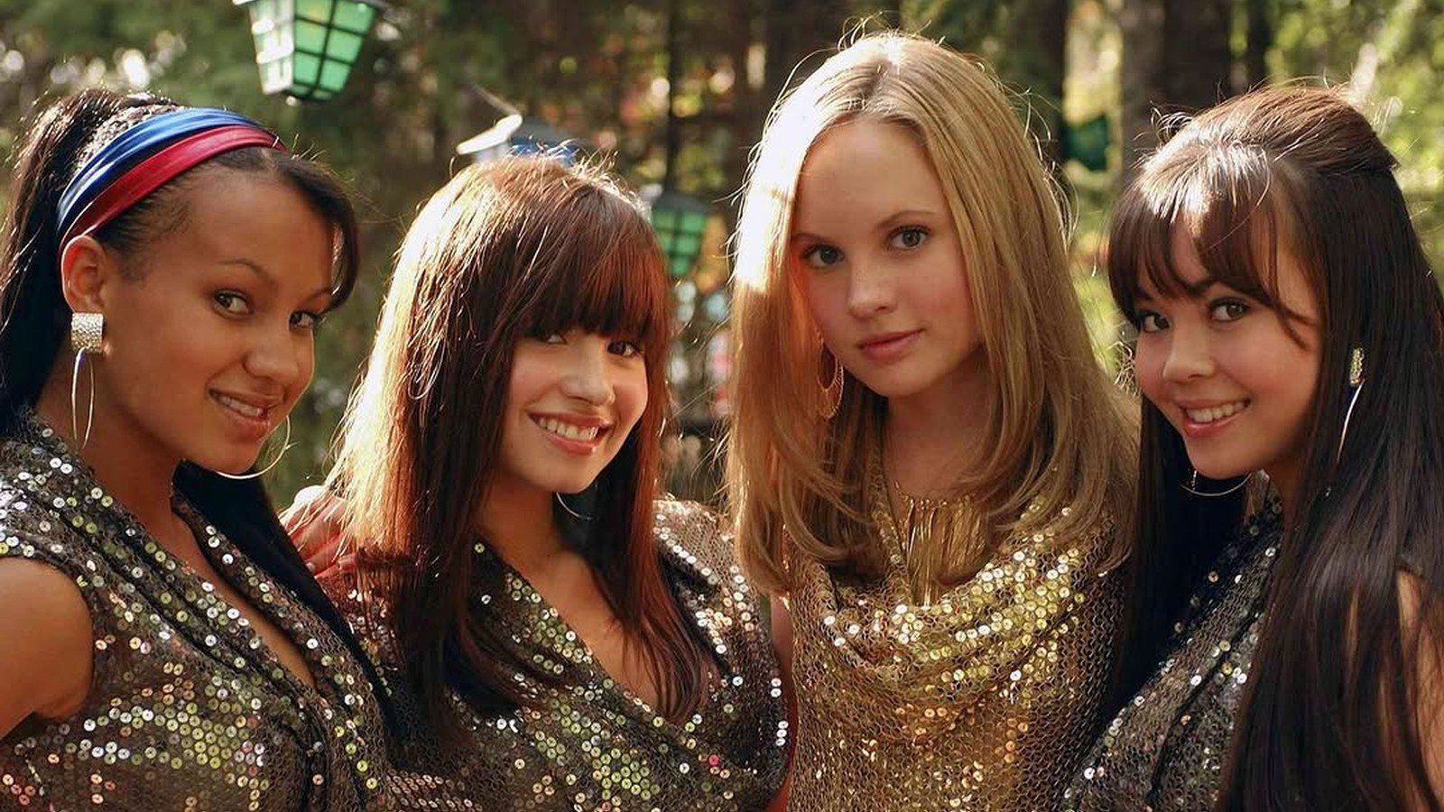 Quatro personagens do primeiro Camp Rock em figurinos dourados