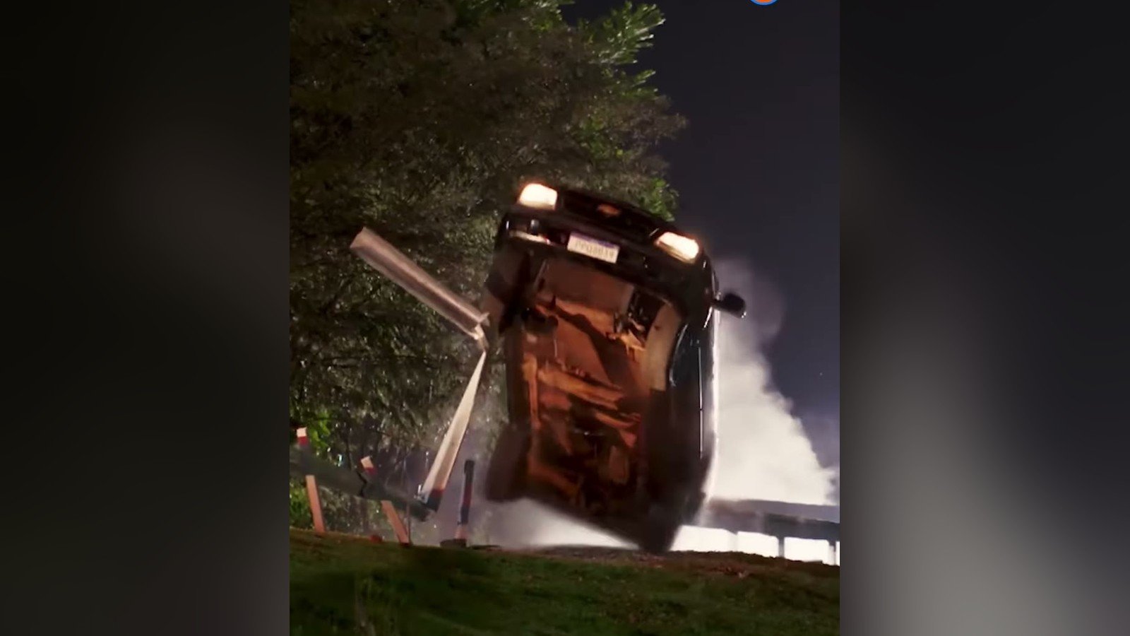 Carro capotado sobre a grama a beira da estrada, a noite