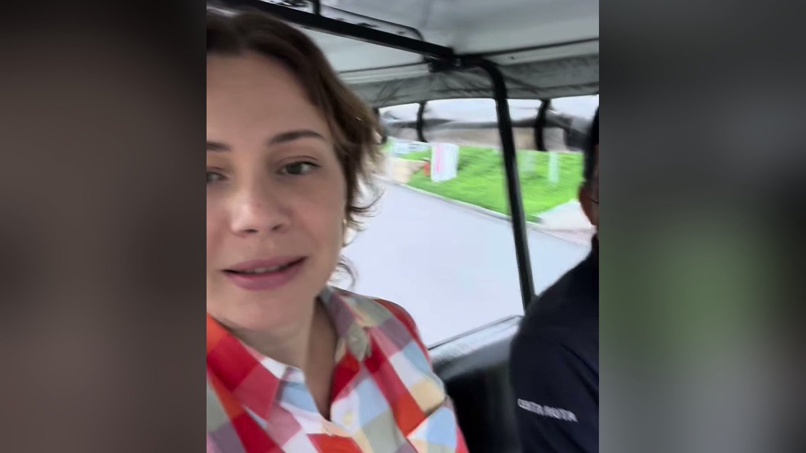 Leandra Leal dentro de um carrinho, de camisa xadrez, nos bastidores