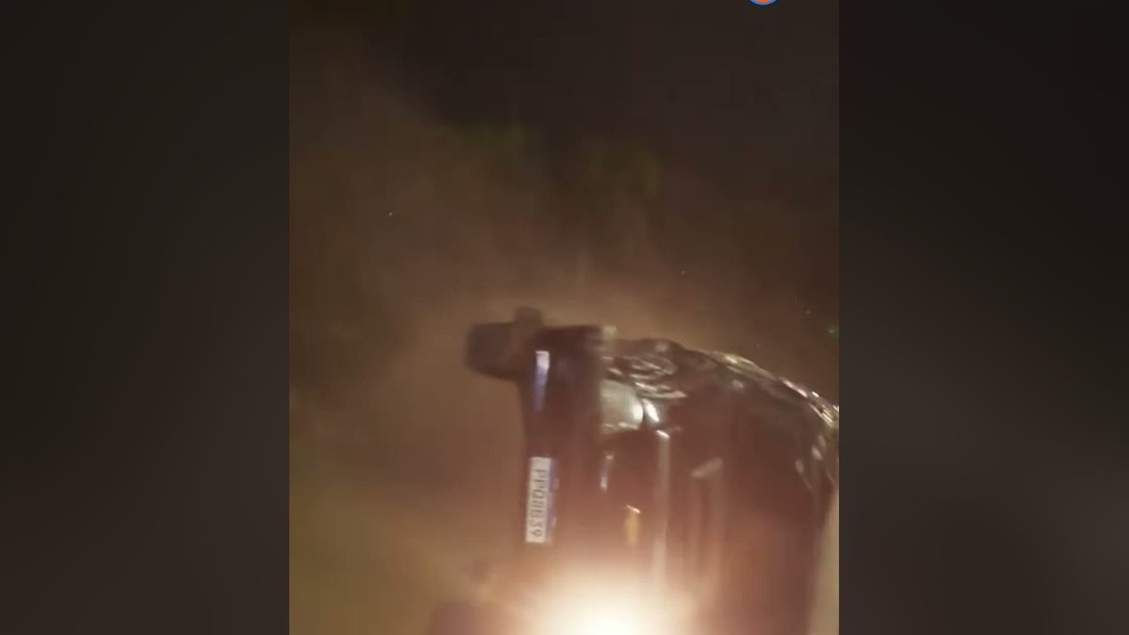 Carro iluminado por farois em estrada escura, em cena de perseguicao