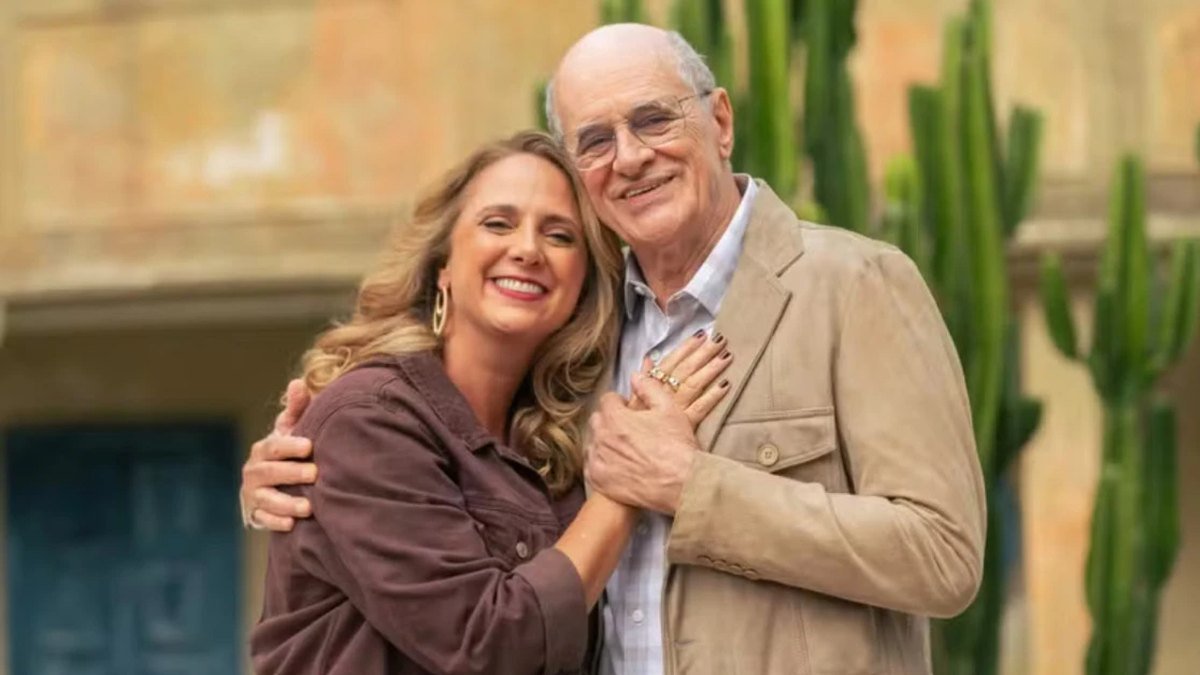 Letícia Isnard abraçada a Marcos Caruso em foto de divulgação.