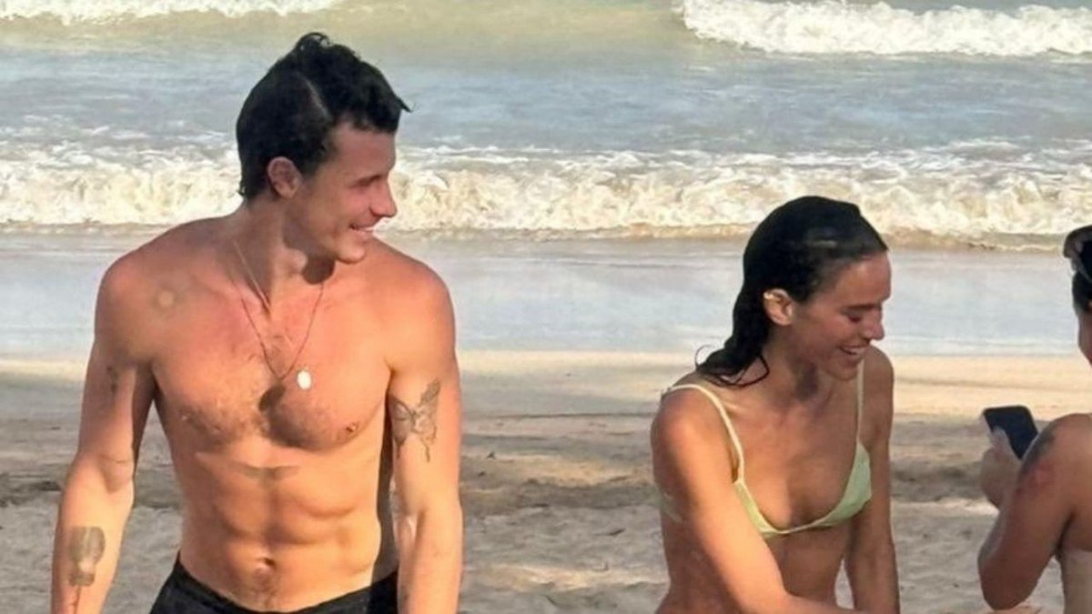 Bruna Marquezine e Shawn Mendes na praia no Rio de Janeiro