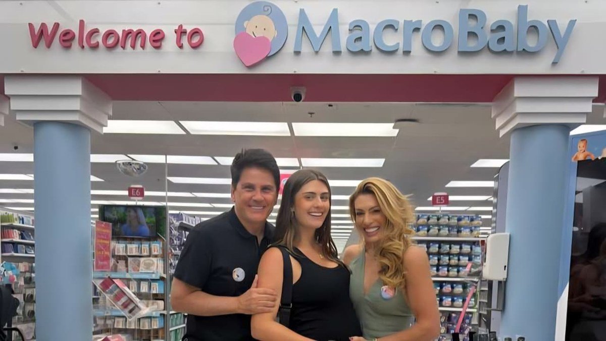 César Filho, Luma Cesar e Elaine Mickely juntos em loja de artigos para bebê em Orlando