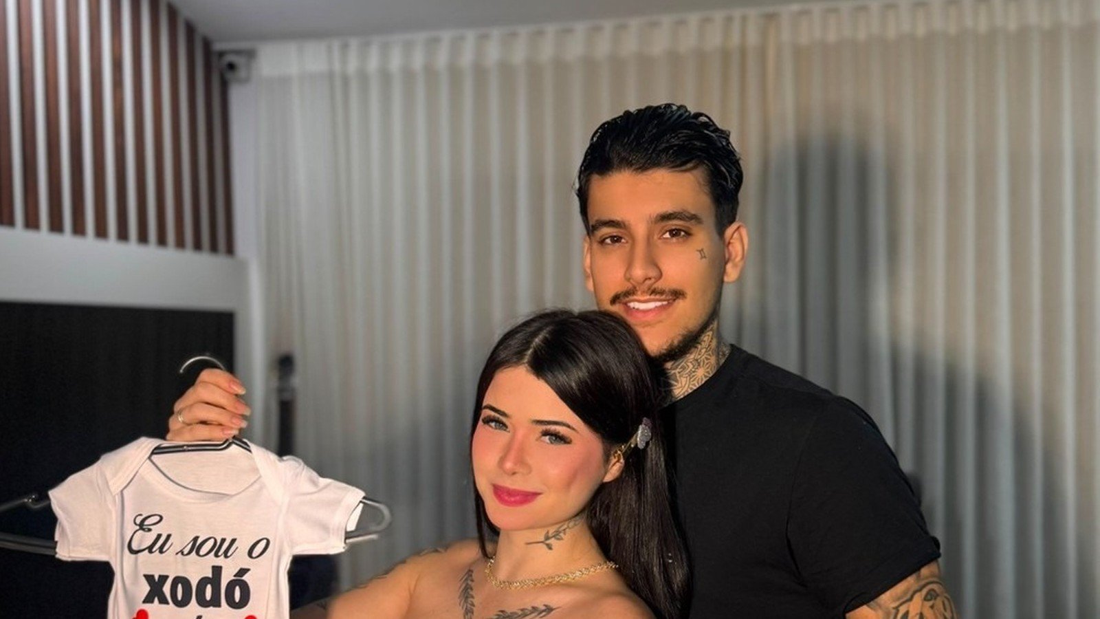 Maya Braga grávida e Arthur Urach com body de bebê
