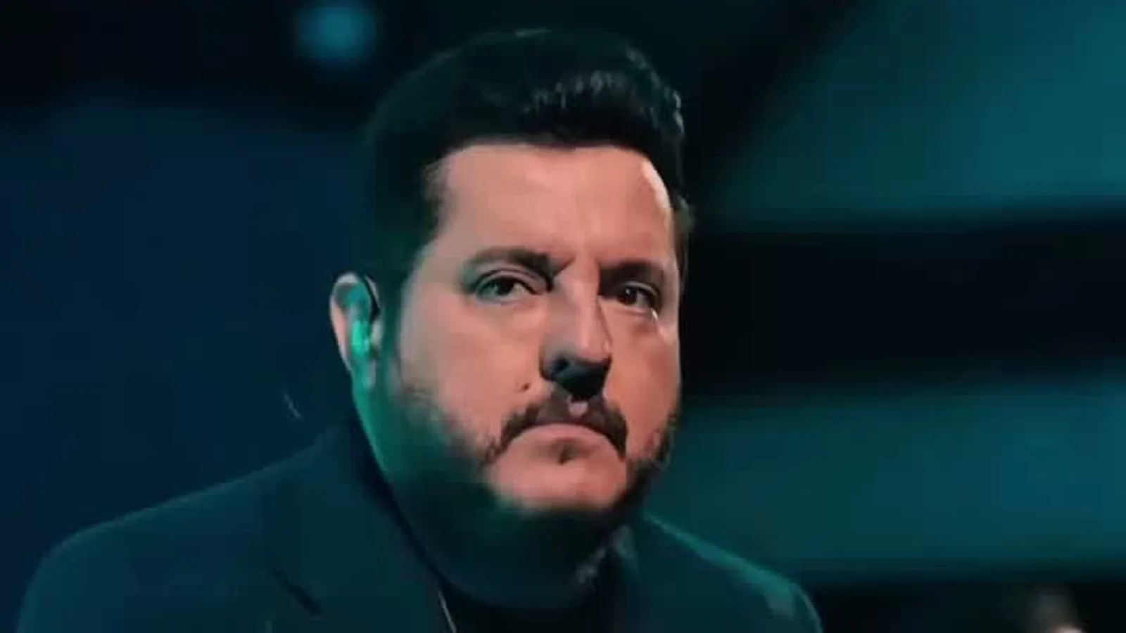 Bruno canta ao microfone em imagem de palco divulgada pelo Villa Country