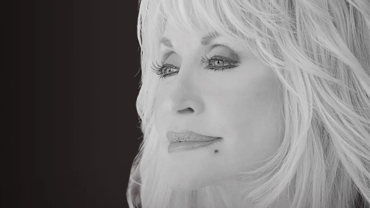 O retrato que a família publicou junto do comunicado, com a frase "I will always love you" e a assinatura dela embaixo. Reprodução/Instagram @dollyparton