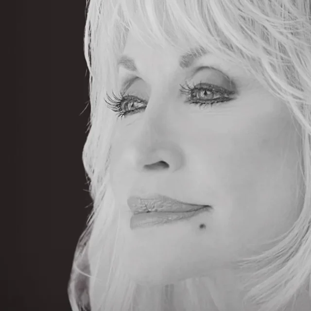 O retrato que a família publicou junto do comunicado, com a frase "I will always love you" e a assinatura dela embaixo. Reprodução/Instagram @dollyparton