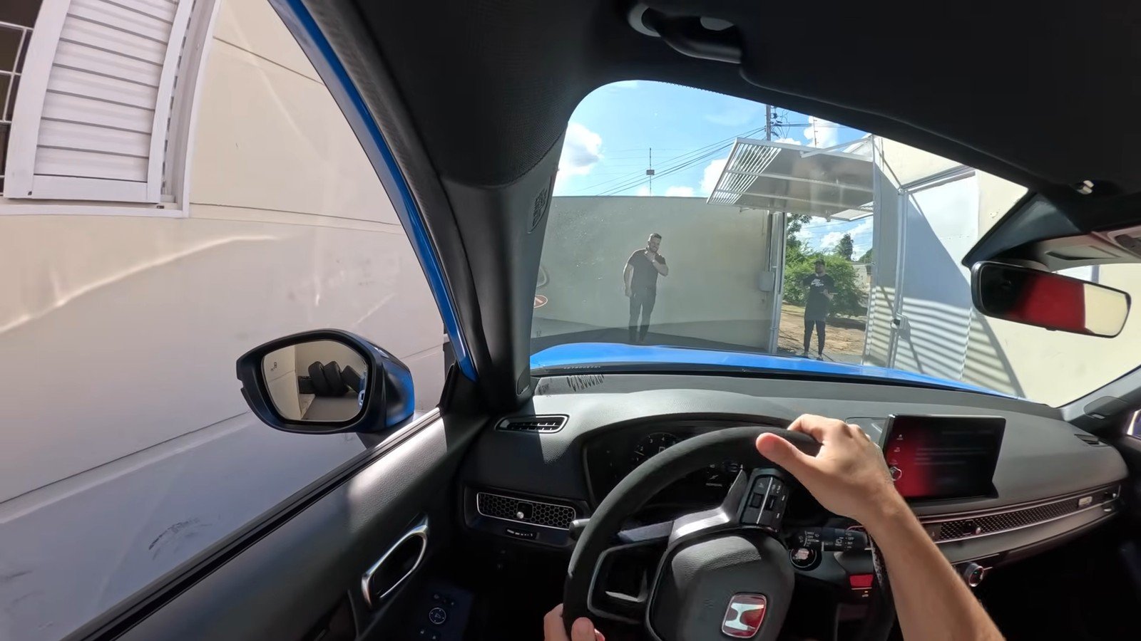 Interior de um Honda Civic Type R azul durante entrega de carro sorteado, com o painel e o volante em primeiro plano