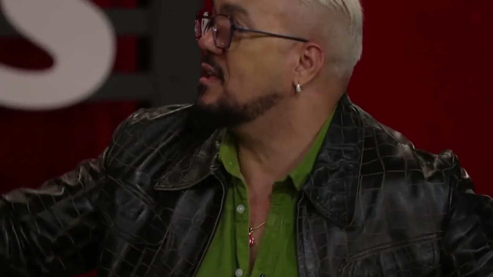 Belo, de cabelo platinado, óculos e jaqueta de couro, gesticula durante a seletiva de pagode do Estrelas da Casa