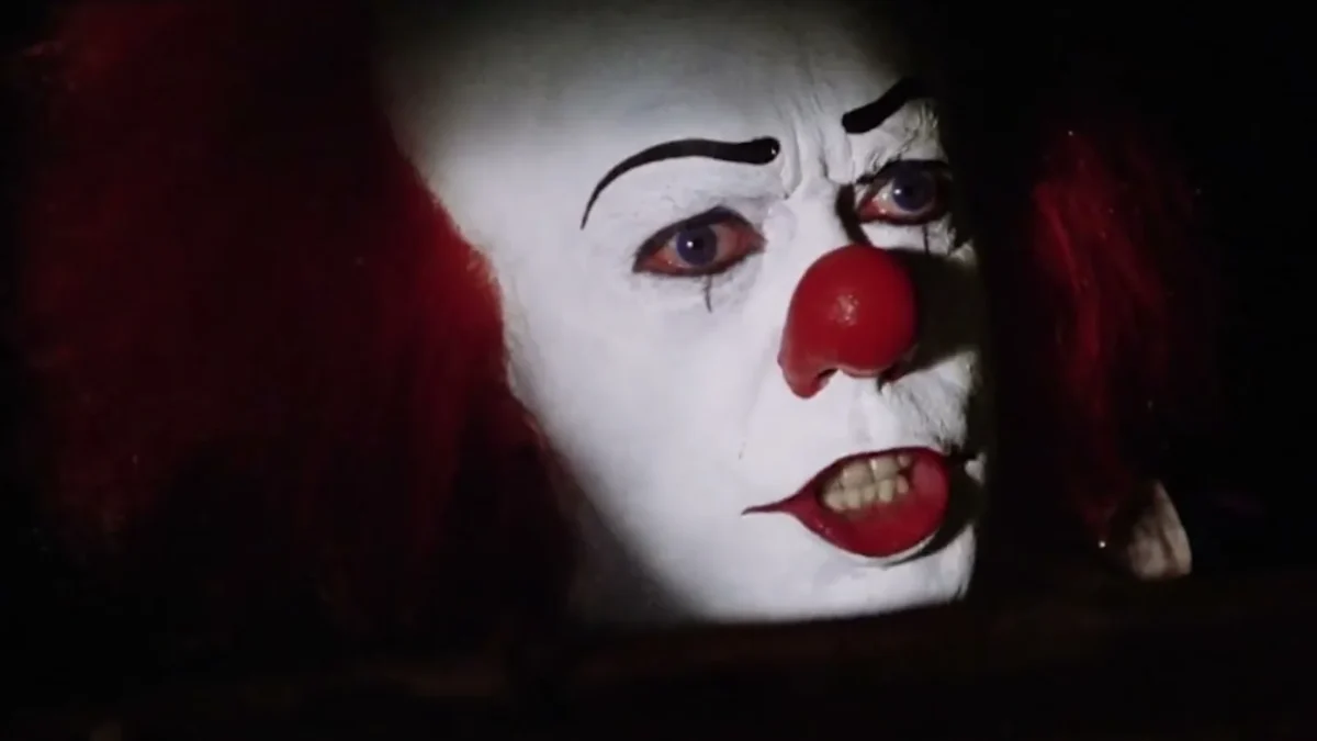 Curry como Pennywise na minissérie "It", de 1990, na cena do bueiro. Reprodução/It, 1990