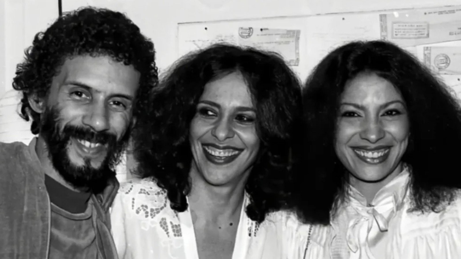 Gonzaguinha, Gal Costa e Clara Nunes lado a lado nos bastidores de um show em 1981