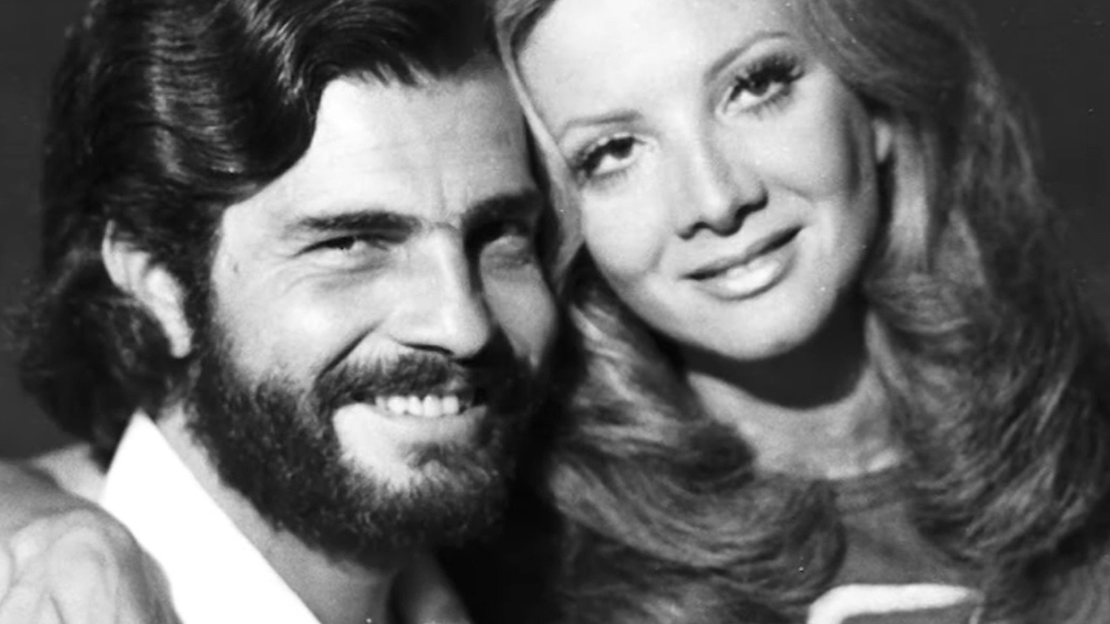 Tarcisio Meira de barba e Gloria Menezes de cabelo comprido, juntos e sorrindo, em retrato em preto e branco dos anos 1960