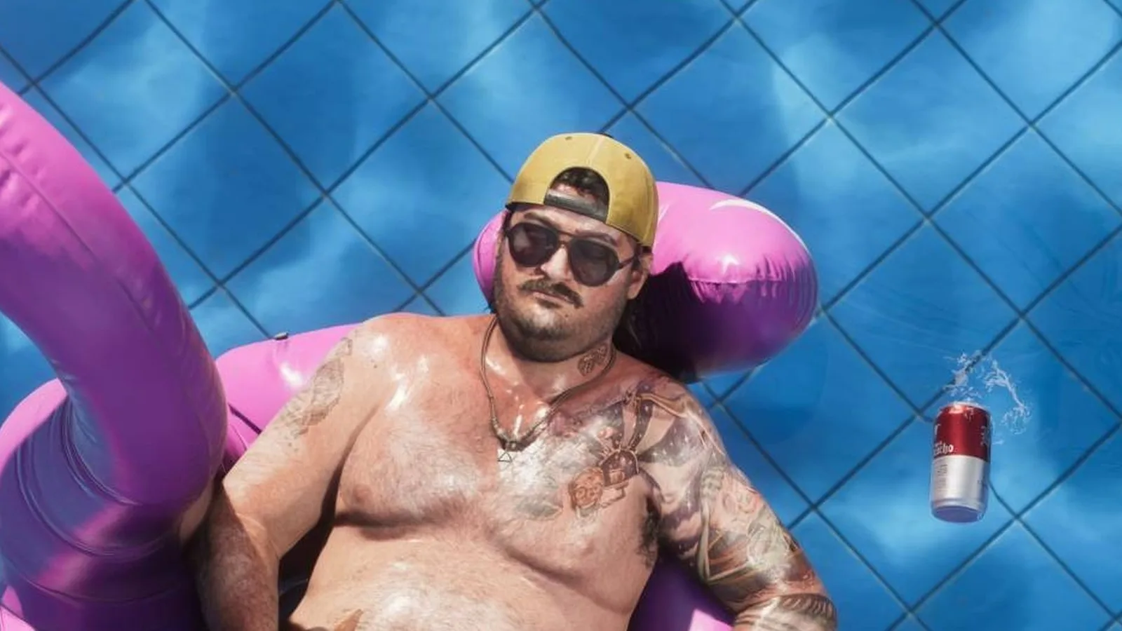 Arte de GTA 6 mostrando um homem deitado numa boia rosa em uma piscina