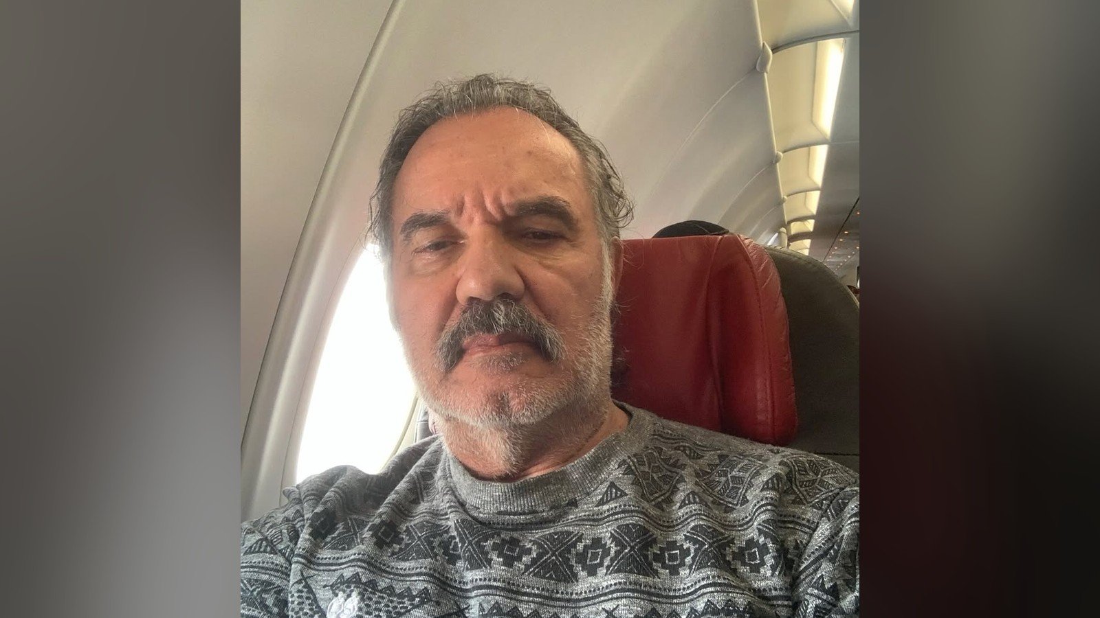 Humberto Martins de suéter, sentado em avião, em selfie publicada no perfil dele