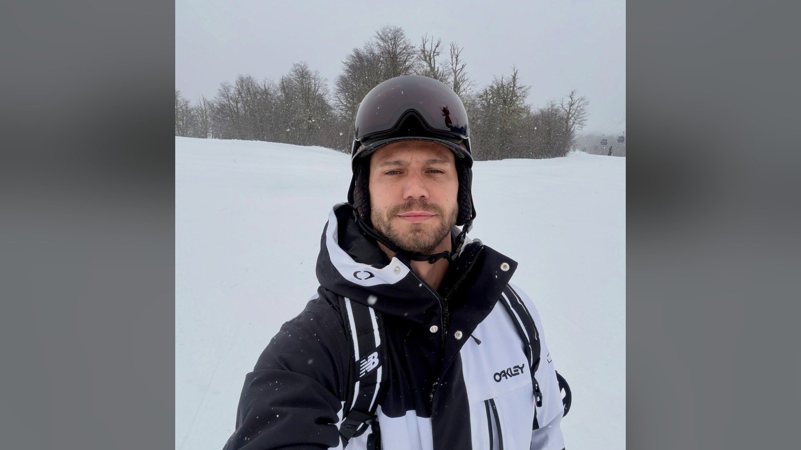 Jonas Sulzbach de capacete e casaco de neve, na pista de Chapelco, na Argentina