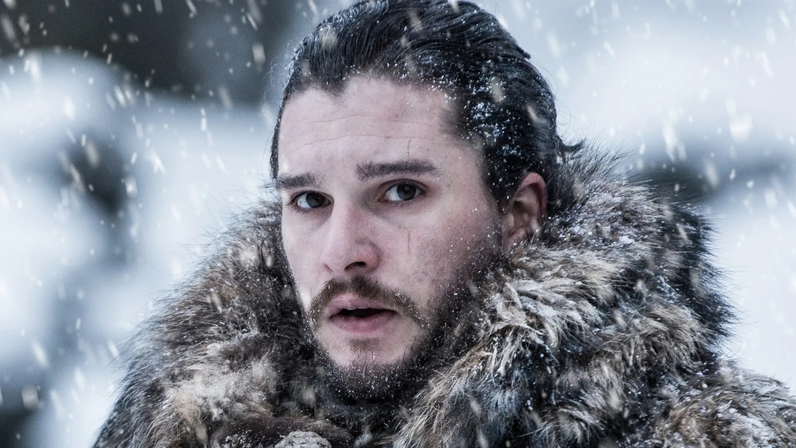 Kit Harington caracterizado como Jon Snow, com capa de pele e neve no cabelo