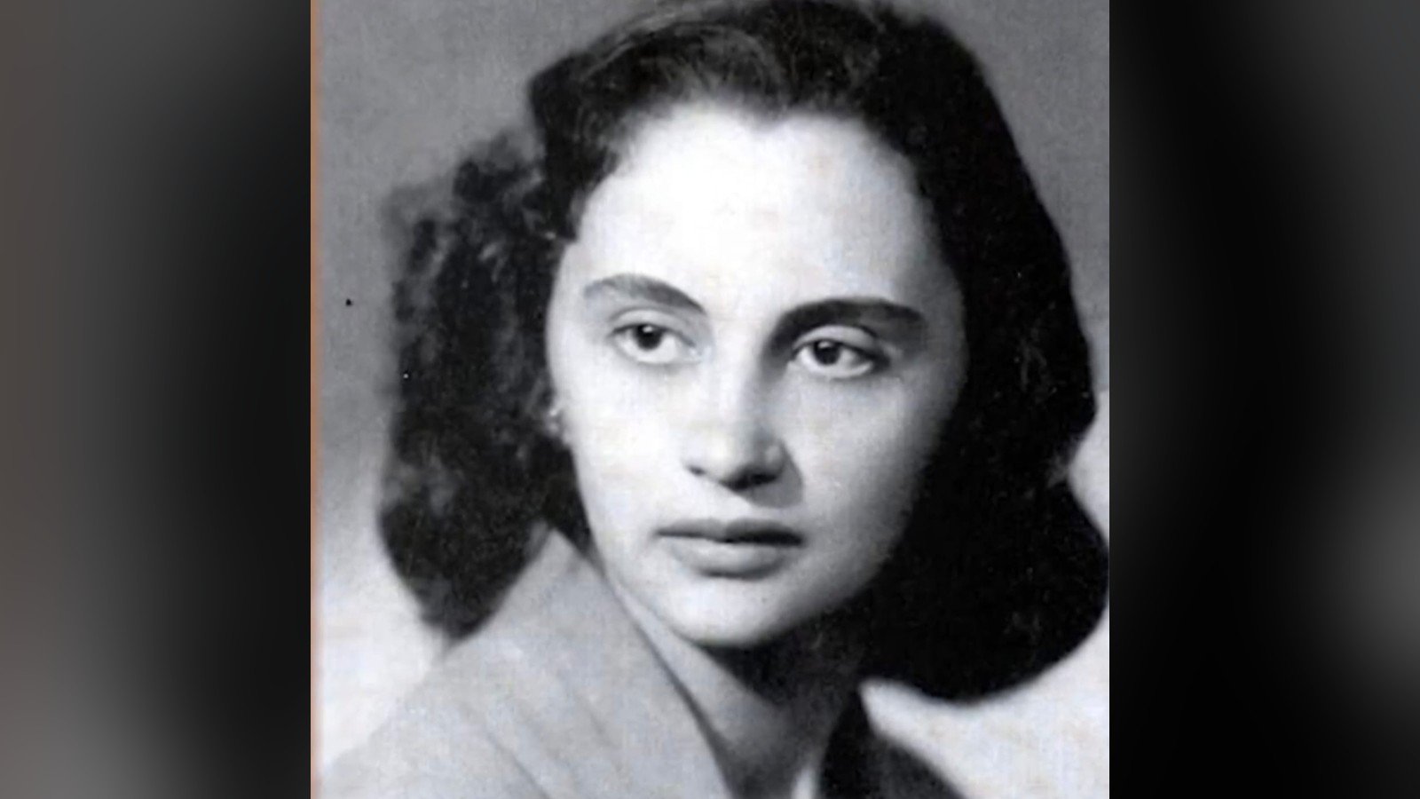 Laura Cardoso jovem, de cabelo escuro ondulado, em retrato em preto e branco dos anos 1940