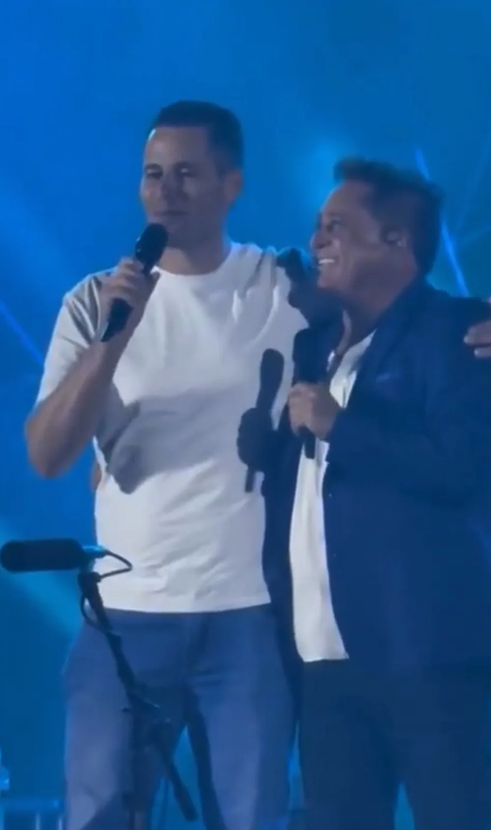Pedro Leonardo abraça o pai, Leonardo, durante show