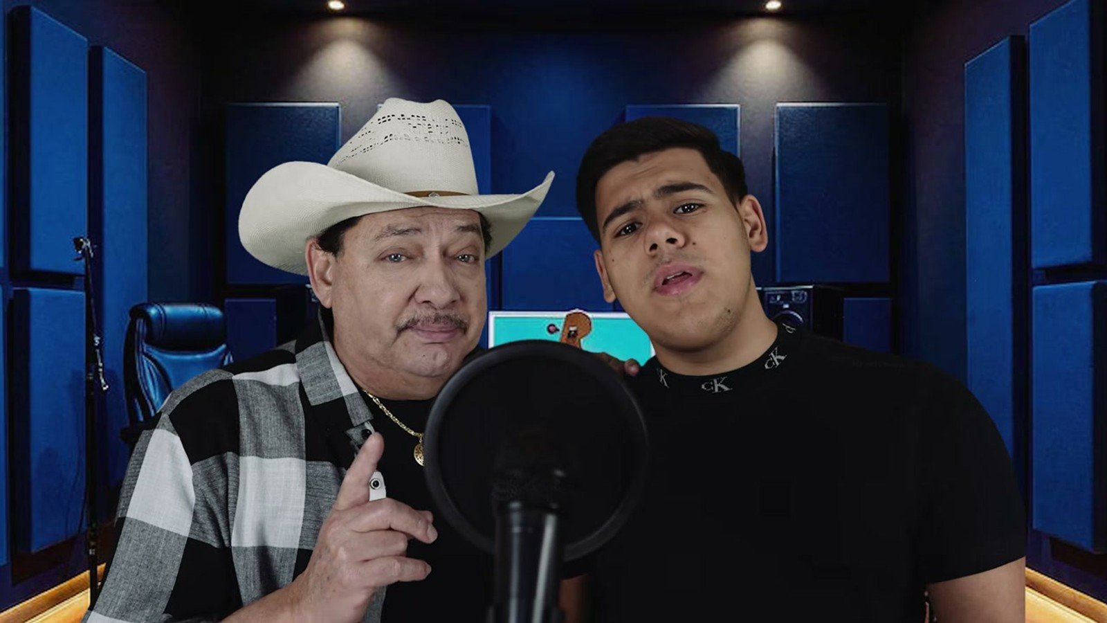 Lucas de chapeu branco canta ao lado do sobrinho Matheus Junior diante de microfones no estudio