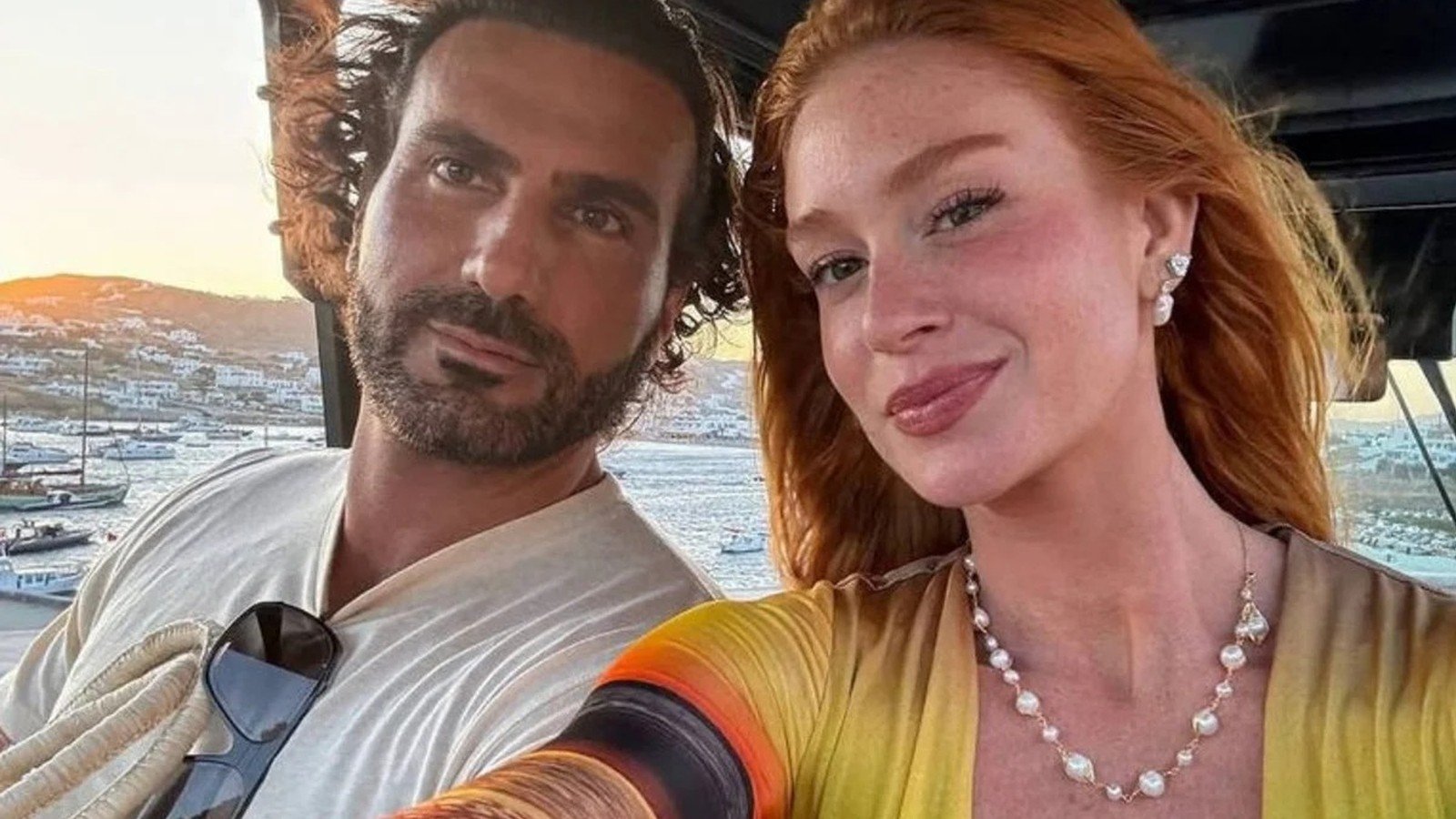 Marina Ruy Barbosa e Abdul Fares em selfie ao ar livre, com o mar ao fundo