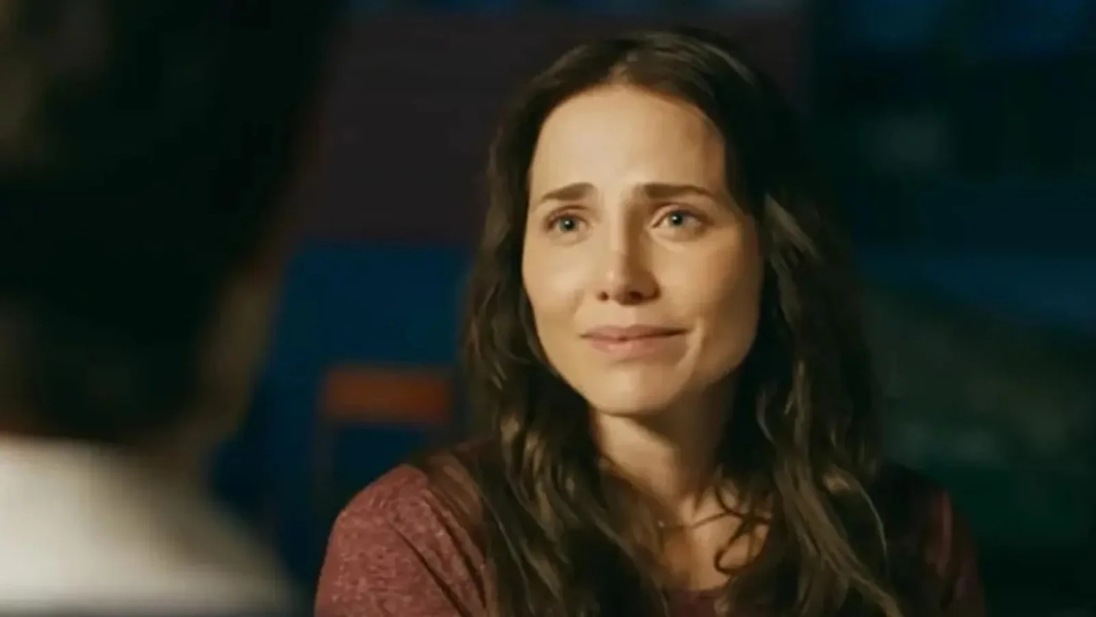 Letícia Colin como Adriana em cena de Quem Ama Cuida, em close, com expressão contida