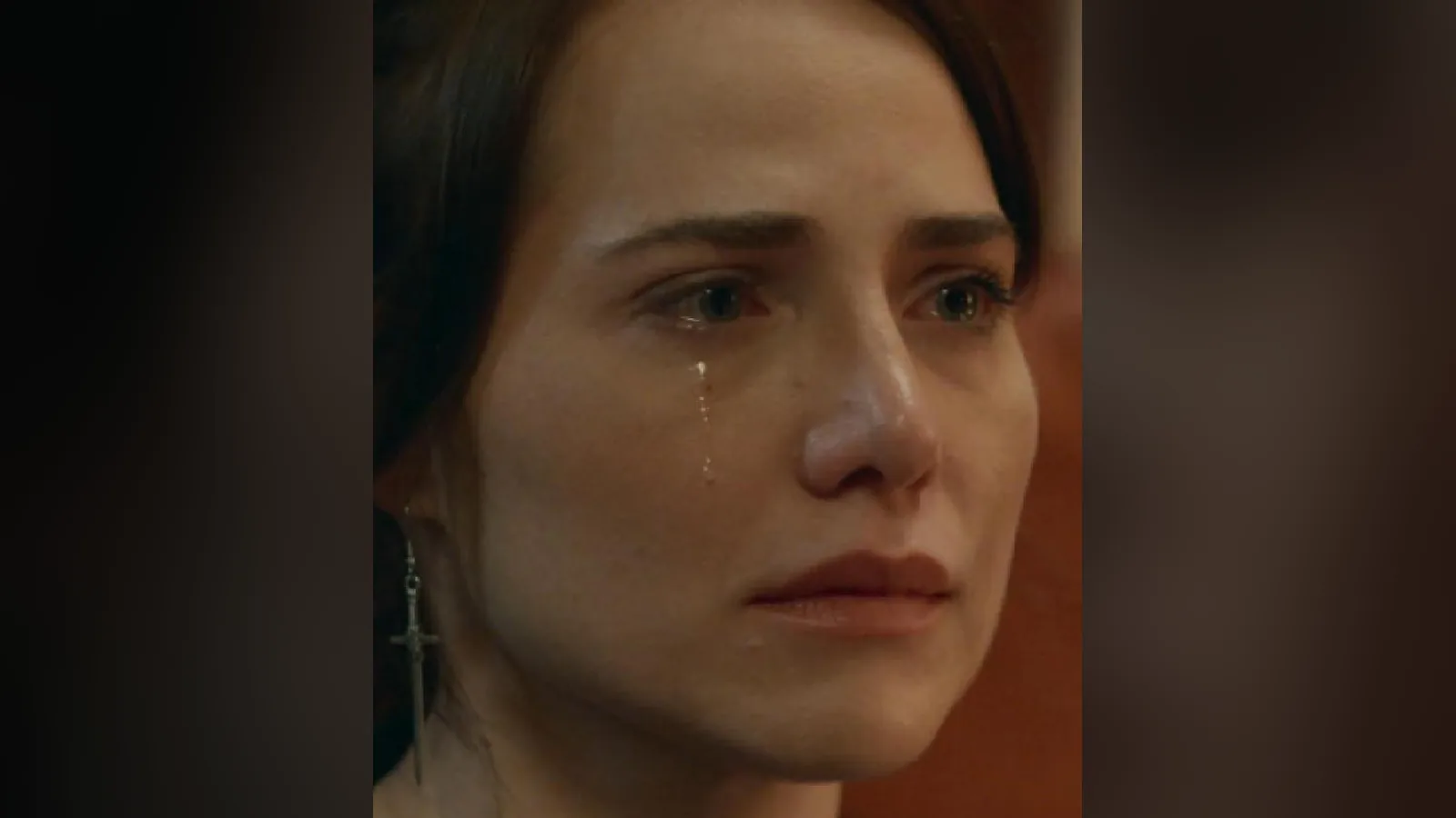 Letícia Colin, como Adriana em Quem Ama Cuida, chora em close numa cena da novela
