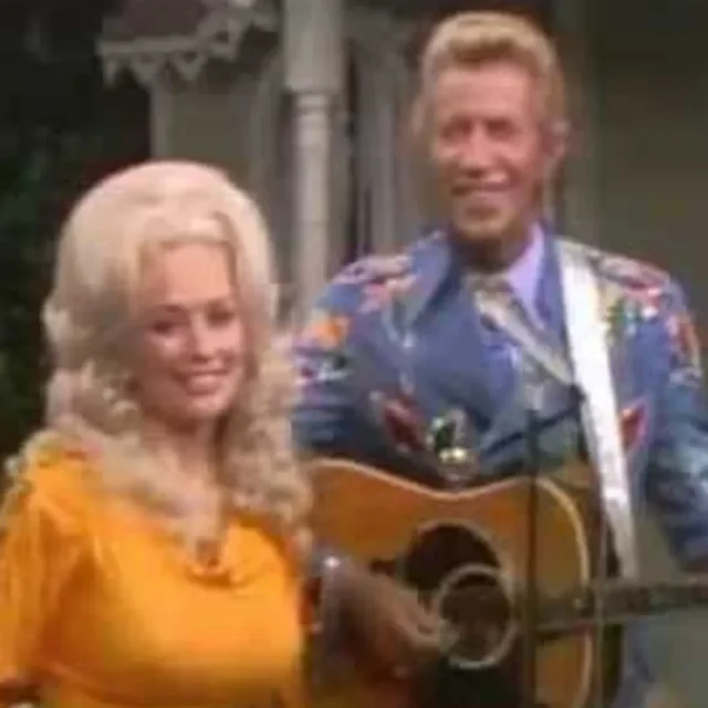 Dolly e Porter Wagoner no programa de TV que ela deixou em 1974 — a saída que virou letra. Reprodução/YouTube