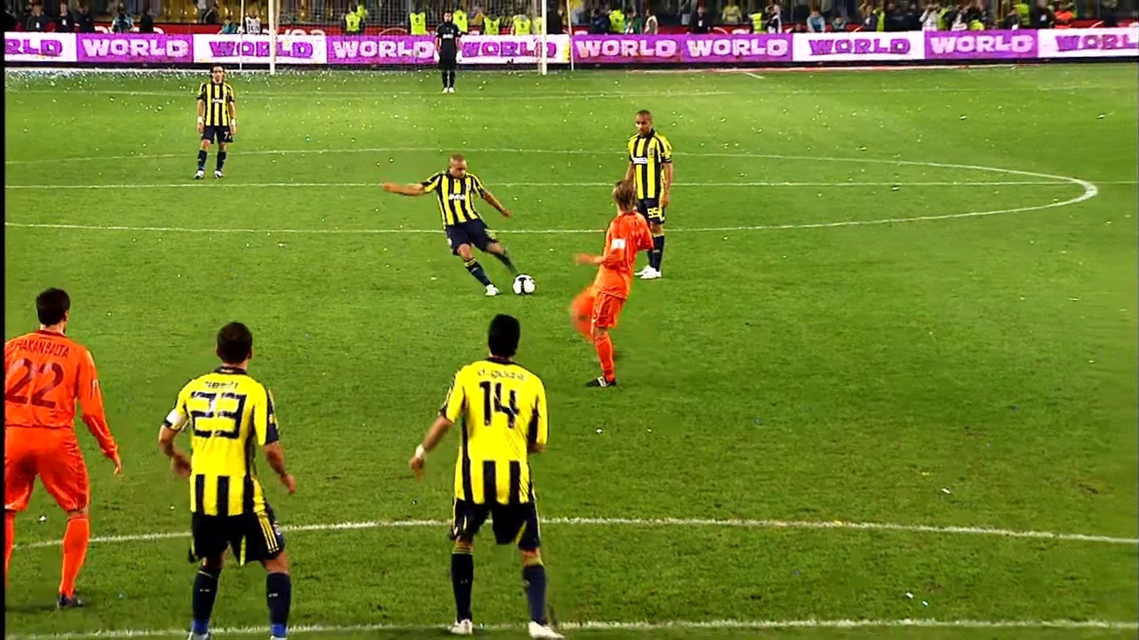Roberto Carlos com a camisa listrada do Fenerbahce cobrando falta diante de uma barreira, em jogo da liga turca