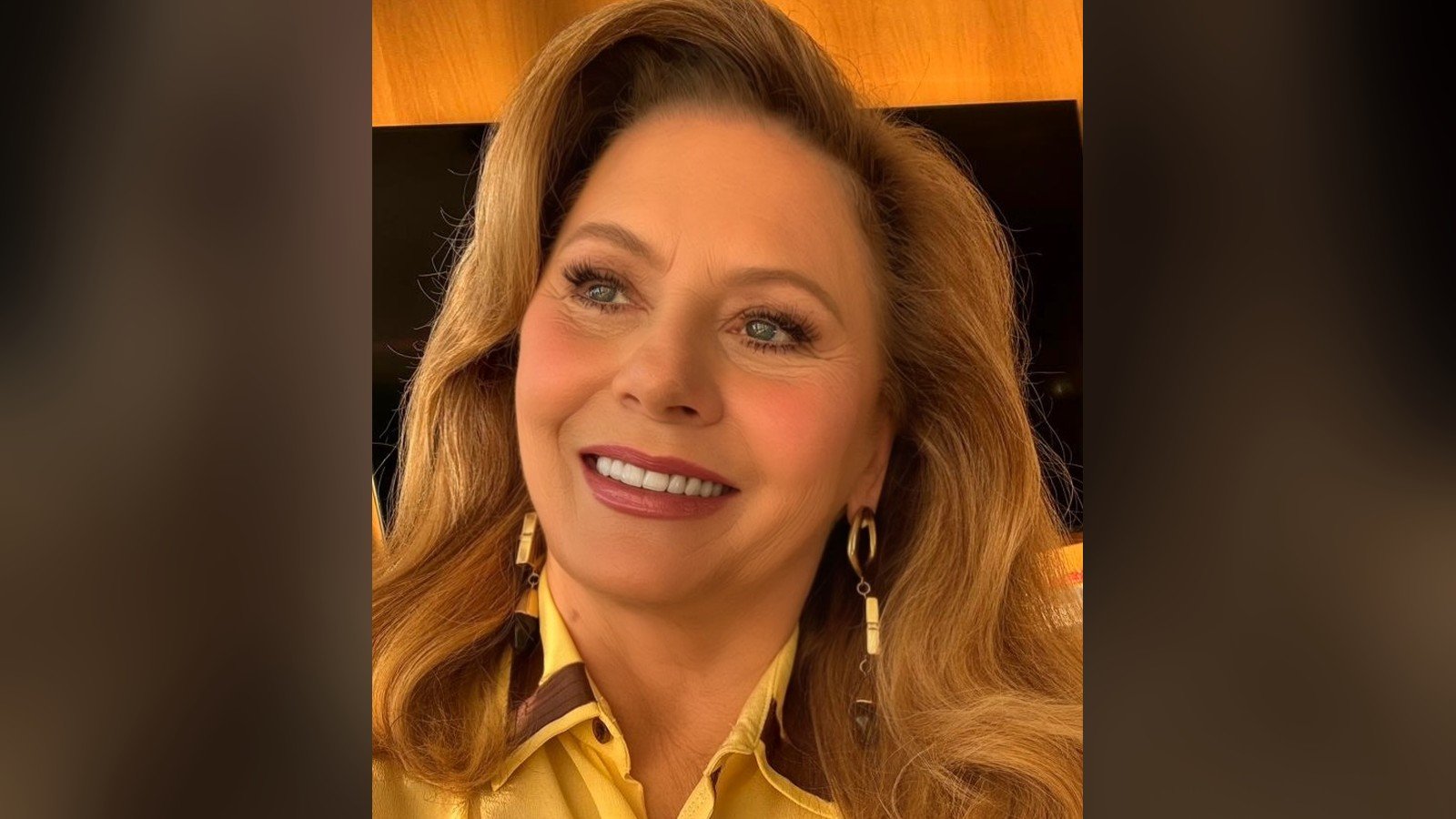 Vera Fischer de camisa amarela, sorrindo, em frame do vídeo que publicou sobre envelhecer