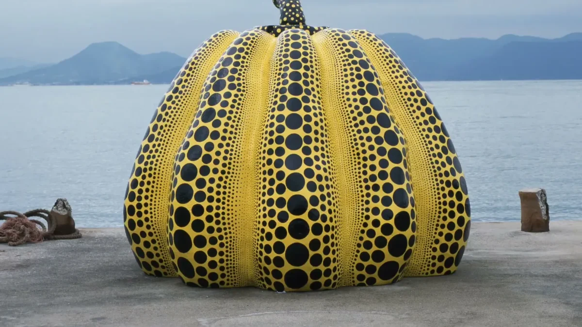 A abóbora de bolinhas na ilha de Naoshima, no Japão, uma das obras mais fotografadas da artista. Reprodução/Louisiana Channel
