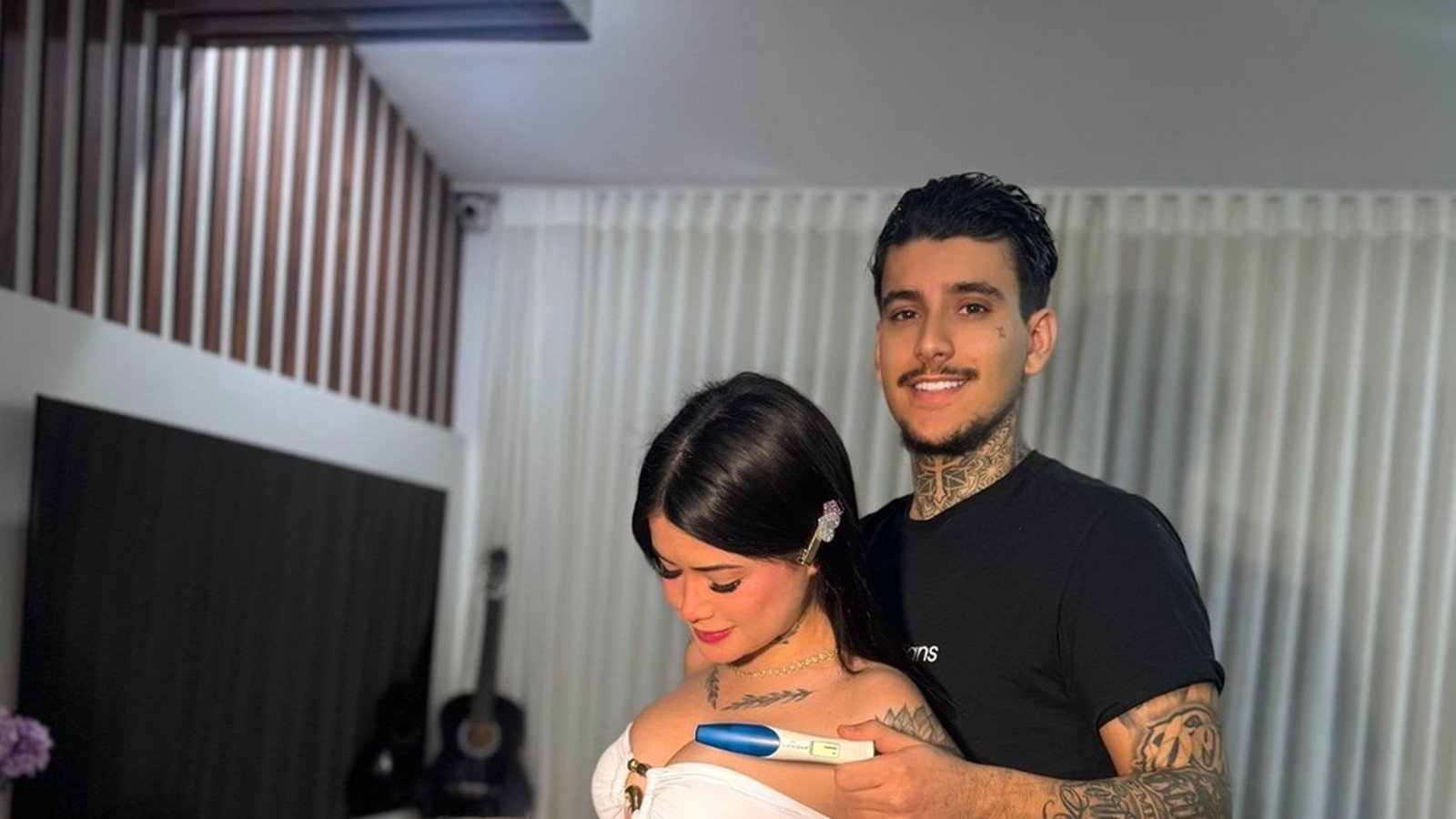Andressa Urach beija a barriga da nora Maya com Arthur ao lado