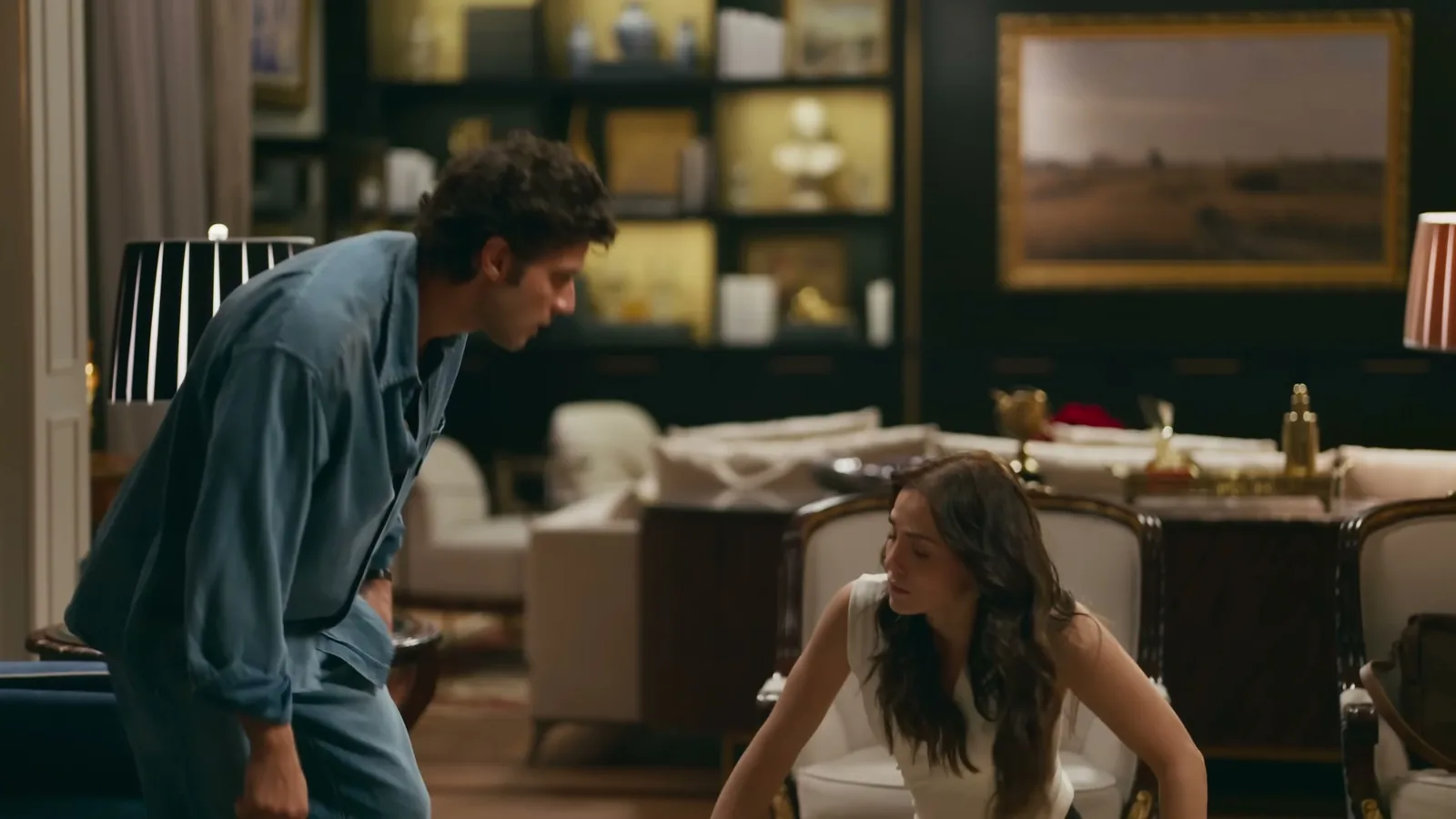 Chay Suede como Pedro conversa com Adriana numa sala ampla, em cena de Quem Ama Cuida