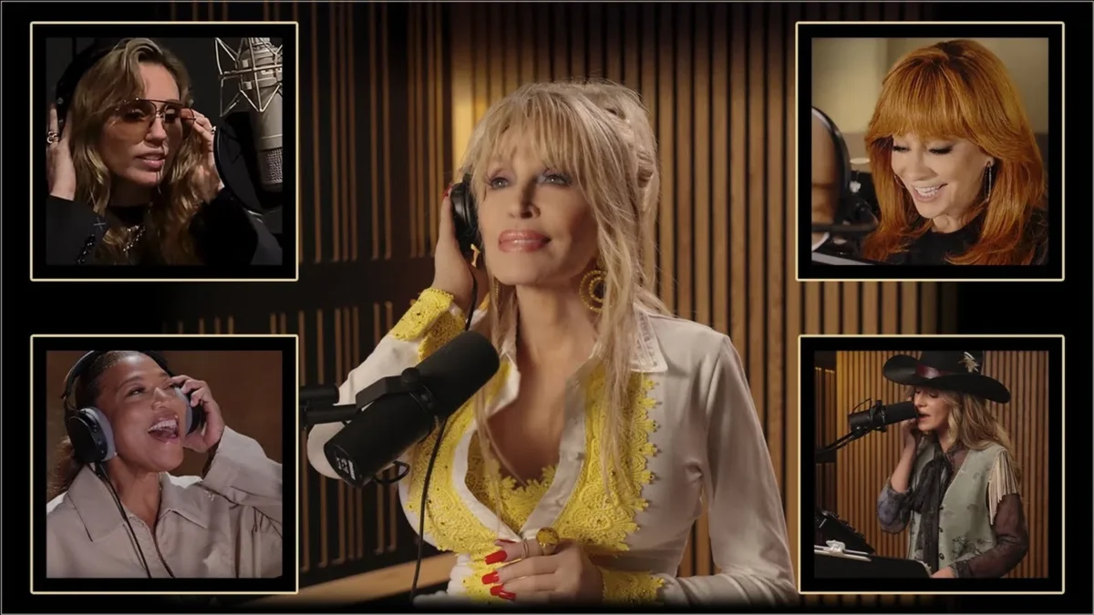 Dolly em estúdio com Miley Cyrus, Reba McEntire e Lainey Wilson na regravação de "Light of a Clear Blue Morning". Reprodução/YouTube Dolly Parton