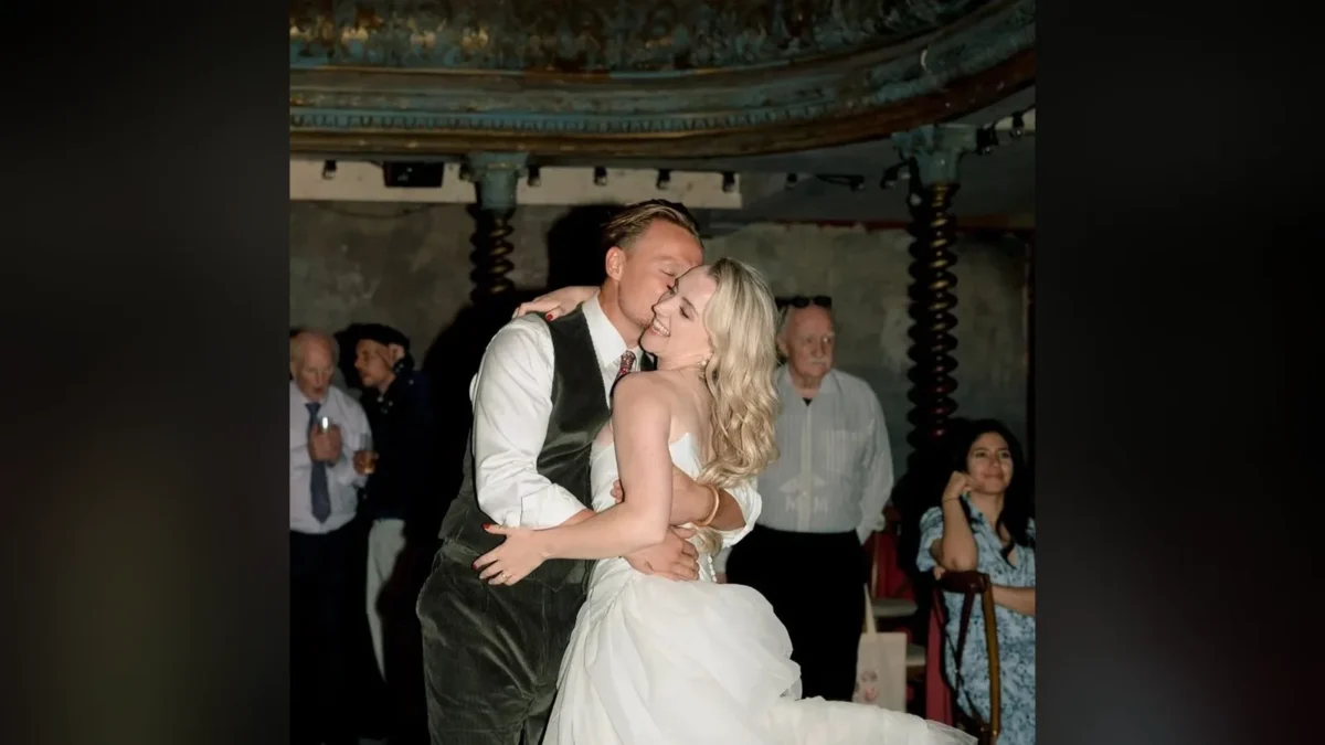 A primeira dança do casal, ao som de "Our House", de Graham Nash. Reprodução/Instagram @evannalynch · Foto: Camilla Joy Photography