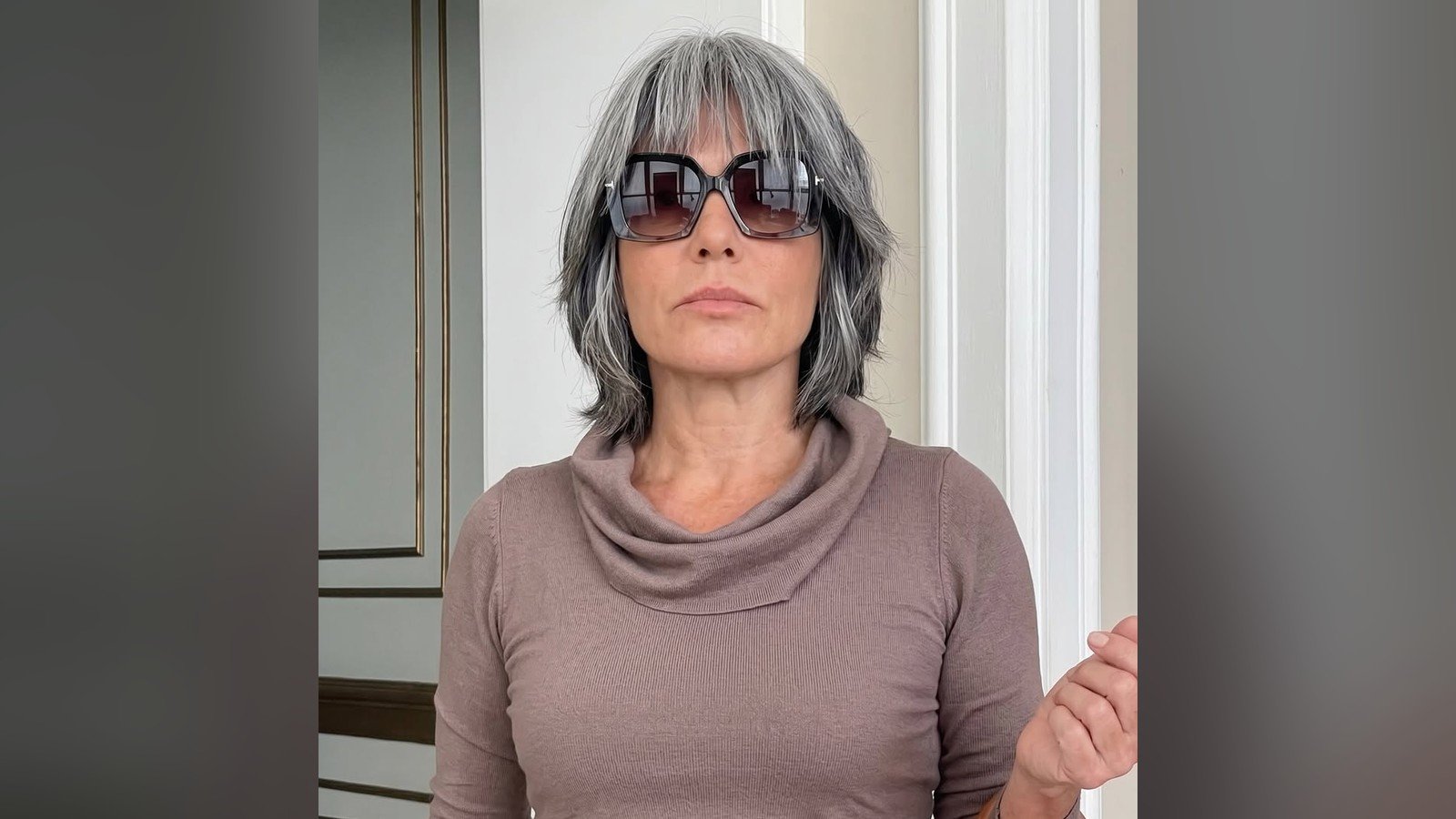 Glória Pires de óculos escuros e blusa marrom, em foto recente publicada por ela