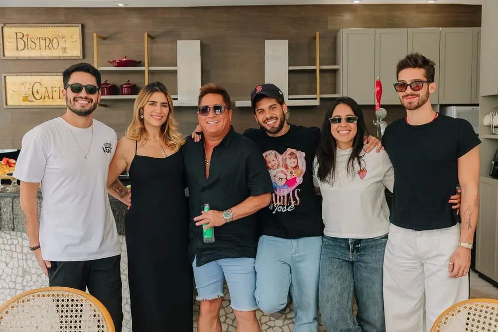 Leonardo posa com parte dos filhos em encontro de família