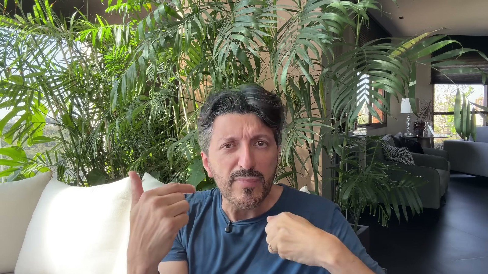 Lito Sousa de camiseta azul, gesticulando durante o video em que explicou a investigacao neurologica