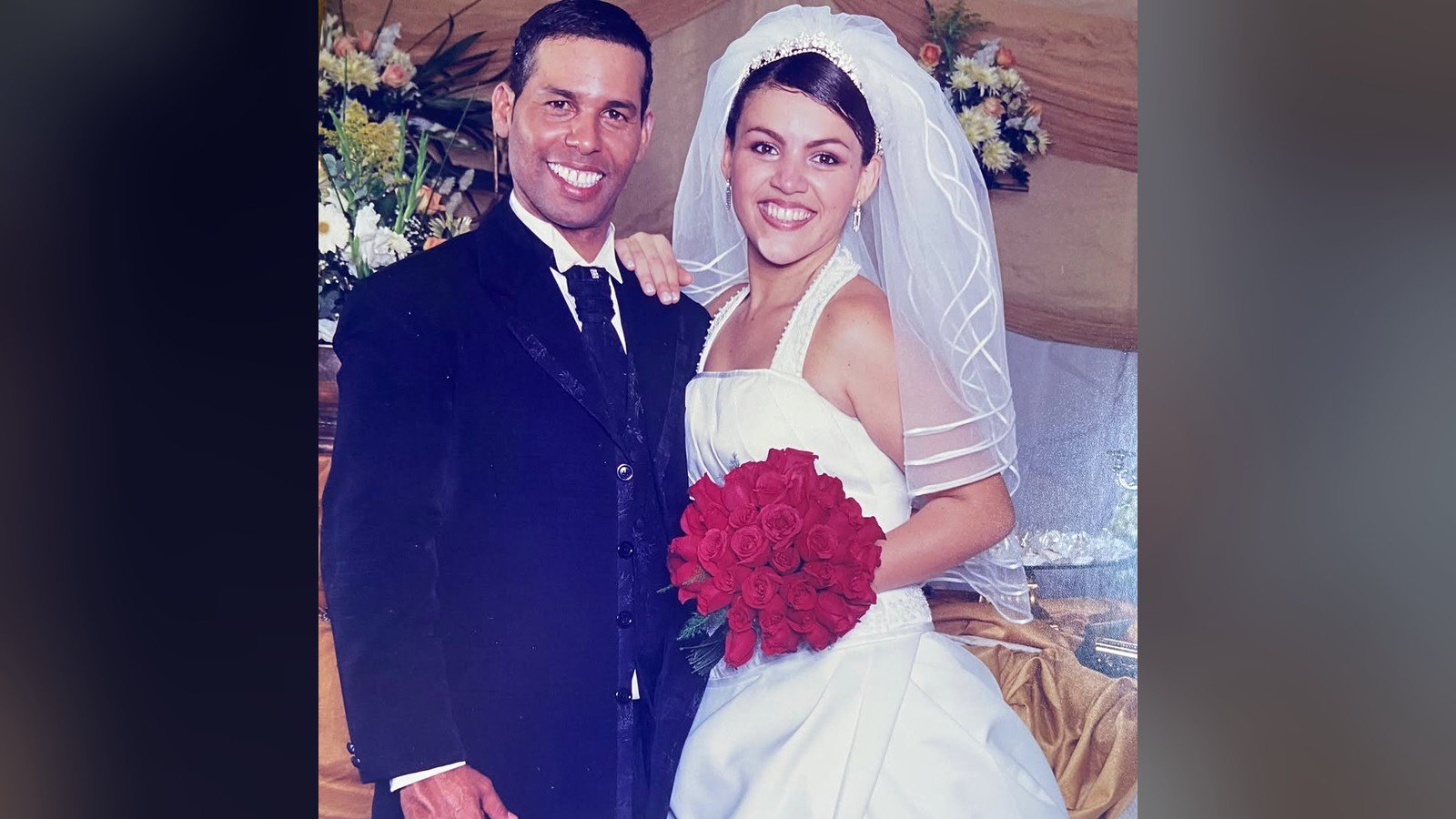Marquinhos Menezes e Lilian Azevedo no dia do casamento, ele de terno e ela de vestido branco