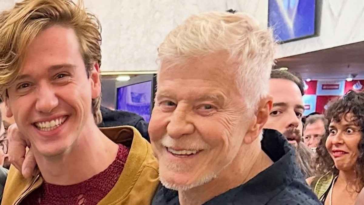 Miguel Falabella, à direita, ao lado de um jovem ator na estreia do musical Gil - Andar com Fé
