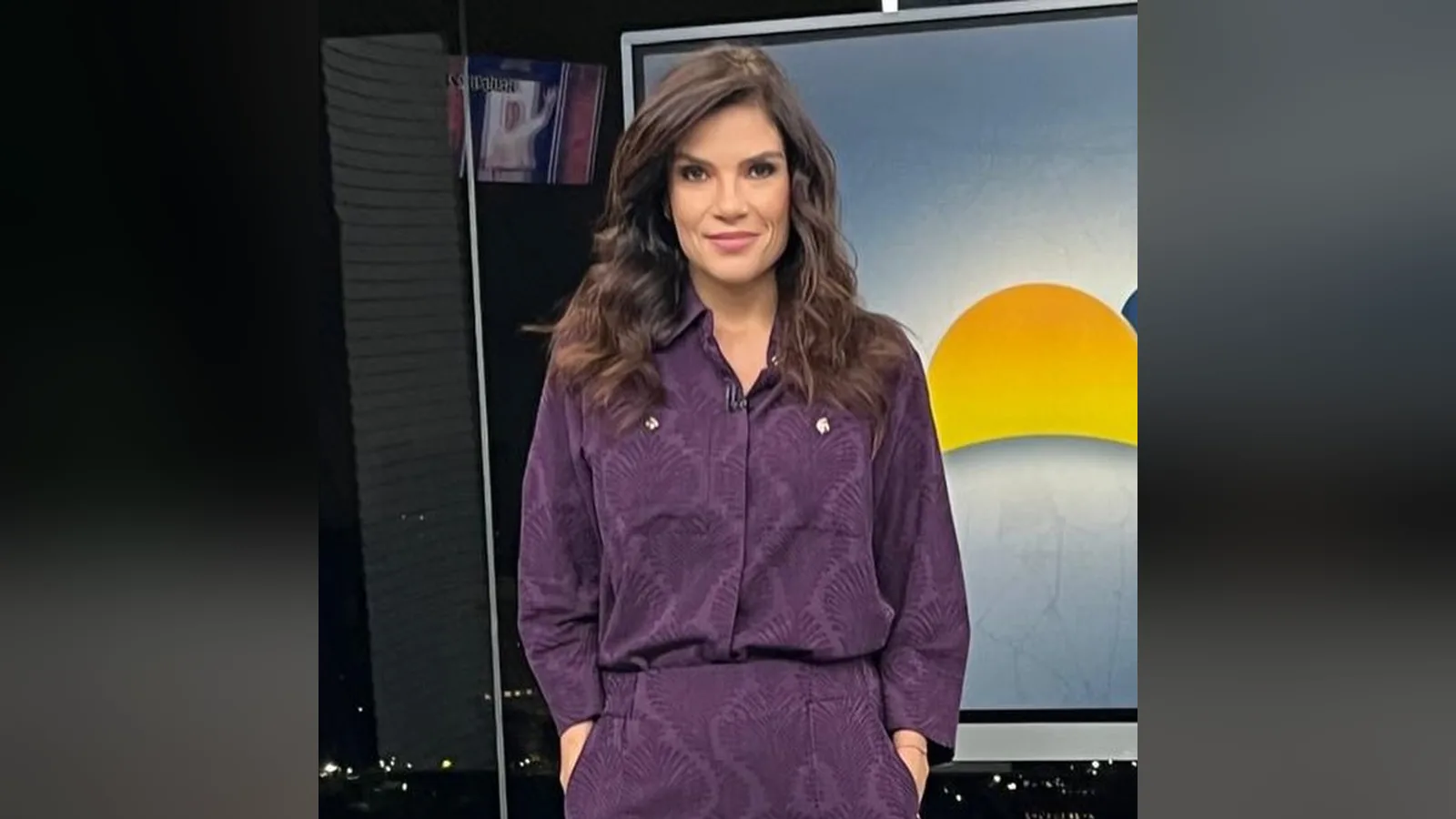 Sabina Simonato, de macacão roxo, posa no estúdio do Bom Dia São Paulo
