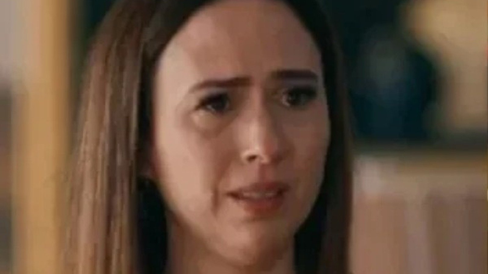 Tata Werneck de sueter vermelho, em cena de Quem Ama Cuida