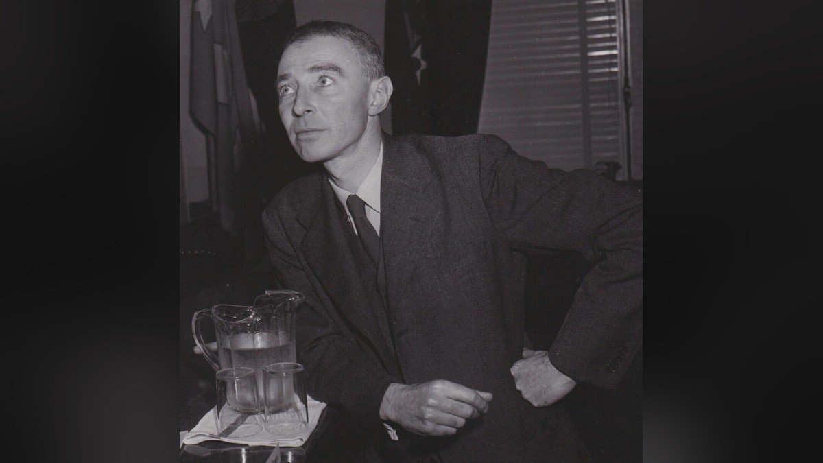 O físico J. Robert Oppenheimer depondo diante do Congresso dos Estados Unidos