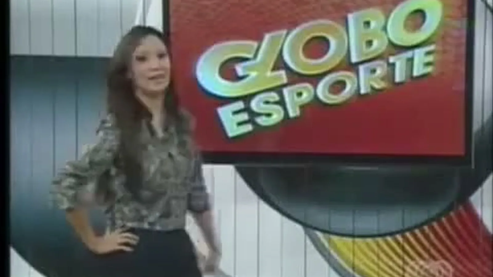Thalita Tavares em plano aberto no estúdio do Globo Esporte Tocantins, com o letreiro do programa ao fundo