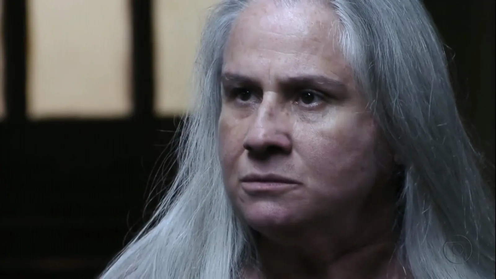 Vera Holtz, de cabelos brancos compridos, como a Mãe Lucinda em Avenida Brasil