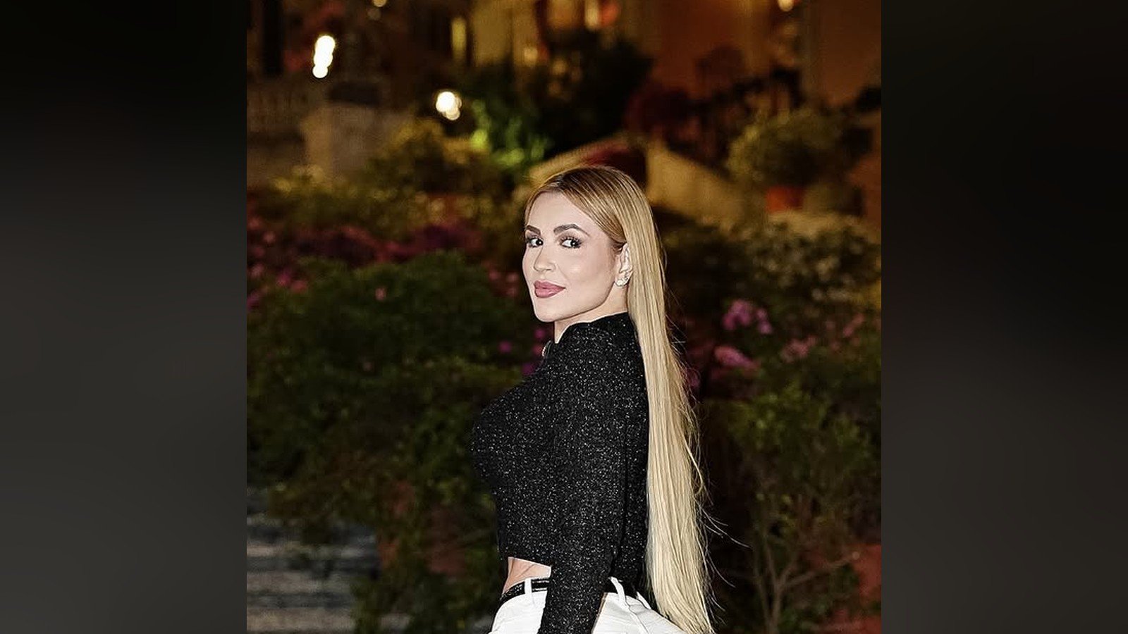 Deolane Bezerra de blusa preta e calca branca, em foto publicada no Instagram dela